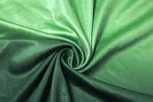 Detaillierte Makroansicht von grünem Verlaufsstoff mit glatter Satingewebe-Textur.