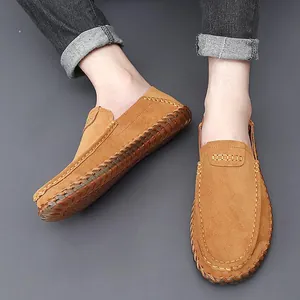 Mocassins en daim pour hommes cousus main en beige, design décontracté à enfiler élégant