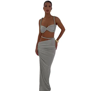 Sexy graues zweiteiliges Set mit Crop-Top mit Seilträgern und gerafftem Bodycon-Maxirock.