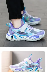 Detailansicht der stylischen lila-blauen atmungsaktiven Mesh-Sportschuhe für junge Mädchen