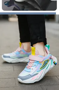 Detailansicht bunter, atmungsaktiver Mesh-Sportschuhe für Mädchen mit Klettverschluss.