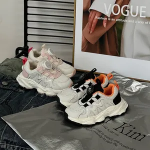 Zapatillas casuales para niños pequeños con hebilla giratoria y suela blanda rosa.