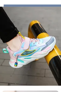 Seitenansicht bunter Mädchen-Mesh-Sneaker mit Klettverschluss und dicker Sohle.