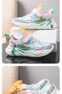 Farbenfrohe atmungsaktive Mädchen-Sneaker mit Klettverschluss und bequemer dicker Sohle.