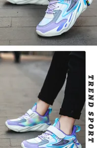 Nahaufnahme der atmungsaktiven Mesh-Sneaker für Mädchen in Lila und Blau mit Klettverschluss