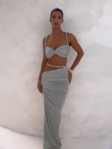 Elegantes sexy zweiteiliges Set mit grauem Crop-Top und plissiertem Maxirock für Frühling 2025