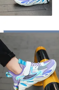 Nahaufnahme lila und blau atmungsaktive Mesh-Sneaker für Mädchen mit Klettverschluss.