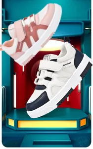 Vue détaillée de baskets en maille respirante pour enfants avec bande Velcro et semelle épaisse