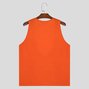 Vista trasera de camiseta deportiva transpirable naranja para hombre en percha de madera