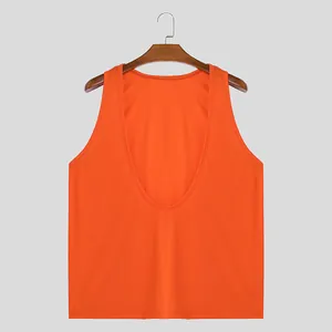 Vista posterior detallada de una camiseta de tirantes naranja con cuello en U profundo