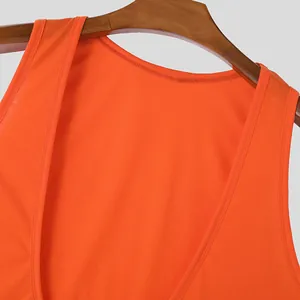 Primer plano del escote en V profundo en una camiseta sin mangas naranja para hombre.
