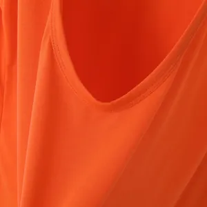 Vista de cerca de camiseta sin mangas naranja para hombre con cuello en V profundo