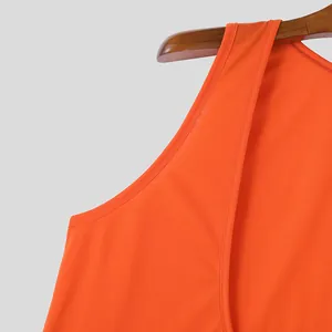 Detalle de cerca del chaleco deportivo naranja transpirable sin mangas con diseño amplio