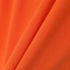 Detalle macro de tejido de punto naranja transpirable y ligero para chaleco deportivo hombre