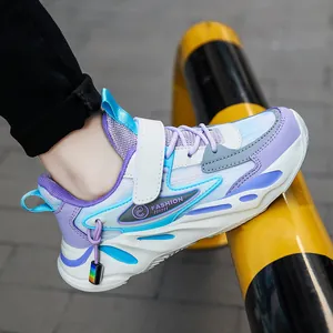 Atmungsaktive lila-weiße Mesh-Sportschuhe für Mädchen mit praktischem Klettverschluss.