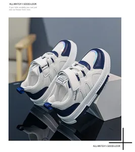 Gros plan de baskets en maille respirante pour garçons en blanc et bleu marine