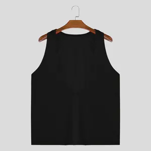 Vista detallada de la camiseta sin mangas negra transpirable con cuello en V profundo