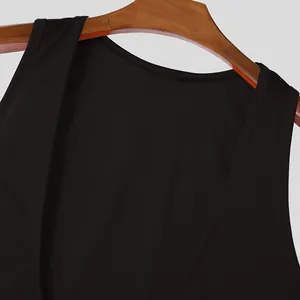 Detalle del escote en V profundo en una camiseta deportiva negra transpirable para hombre
