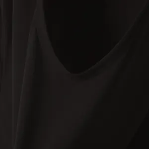 Detalle del cuello en V acanalado y las costuras de una camiseta sin mangas negra