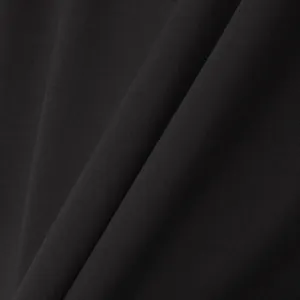 Primer plano de la textura del tejido de punto negro transpirable para chaleco hombre.
