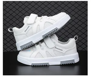 Vue latérale de baskets en mesh blanc respirant pour enfants avec bandes velcro