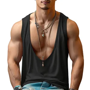 Detalle de la camiseta sin mangas para hombre con cuello en V profundo negro