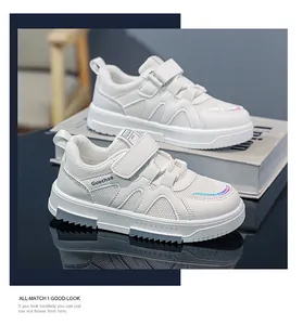 Vue détaillée des baskets blanches en maille respirante pour enfants avec velcro
