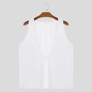 Detalle de una camiseta de tirantes blanca transpirable para hombre con cuello en U profundo