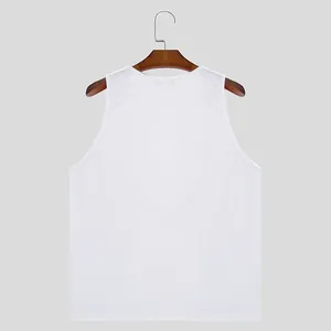 Vista posterior de una camiseta de tirantes blanca para hombre con gran cuello en V