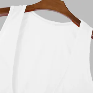 Vista detallada de las costuras del cuello de una camiseta de tirantes blanca con cuello en V