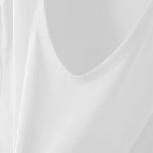 Primer plano del cuello en V y las costuras de la camiseta blanca sin mangas