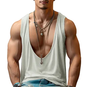 Vista detallada de camiseta sin mangas con cuello en V profundo para hombre gris