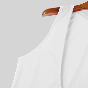 Detalle de las costuras en una camiseta sin mangas blanca para hombre con cuello en V