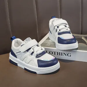 Baskets respirantes en mesh pour garçons, coloris blanc et bleu marine, été 2024