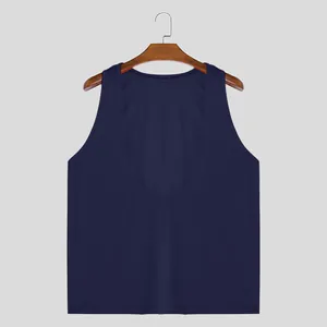 Μπροστινή όψη ανδρικού αθλητικού φανελάκι με βαθιά λαιμόκοψη V σε σκούρο μπλε