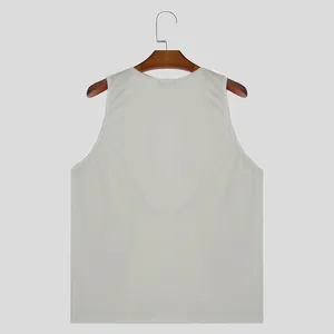 Camiseta sin mangas casual para hombre en gris claro colgada de una percha de madera