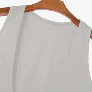 Detalle de cerca de una camiseta sin mangas transpirable para hombre con cuello en V y costura.