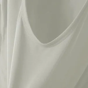 Detalle de cerca de una camiseta sin mangas de hombre con cuello en V y tela fresca.