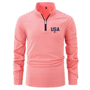Detalle del polo para hombre en color coral con media cremallera y hombros plisados