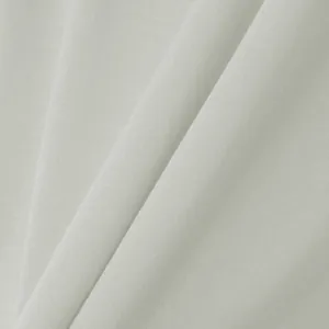 Primer plano de la textura de tela de algodón blanco transpirable para camiseta de hombre.
