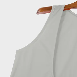Primer plano de camiseta gris sin mangas con cuello en V y costuras de precisión
