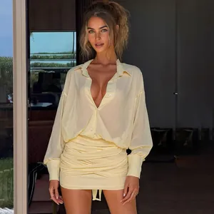 Vista dettagliata del set camicia con revers giallo chiaro e minigonna a tubino arricciata