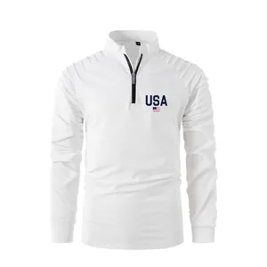 Detalle de un polo blanco para hombre con logotipo de USA y mangas con pliegues