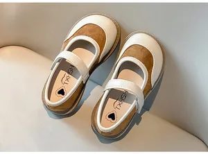Vista dettagliata di scarpe Mary Jane in pelle bicolore per bambine con suole molto morbide.