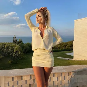 Abito corto arricciato aderente giallo pallido, stile camicia con revers da donna