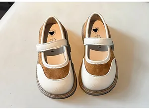Dettaglio dall'alto di scarpe Mary Jane bicolore marrone e bianco per bambine