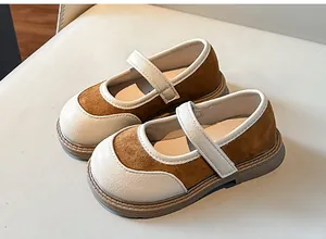 Vista dettagliata delle scarpe Mary Jane per bambine in marrone e beige con suola morbida