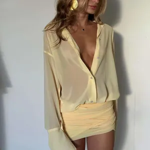 Set sexy due pezzi con camicia trasparente giallo pallido e minigonna drappeggiata