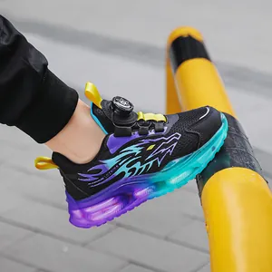 Zwarte jongenssneakers met een paars vlammenpatroon en een handig draaisluitingssysteem