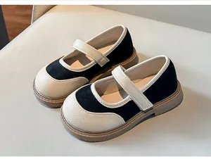 Vista dettagliata delle scarpe Mary Jane bicolore nero e beige per bambine con velcro